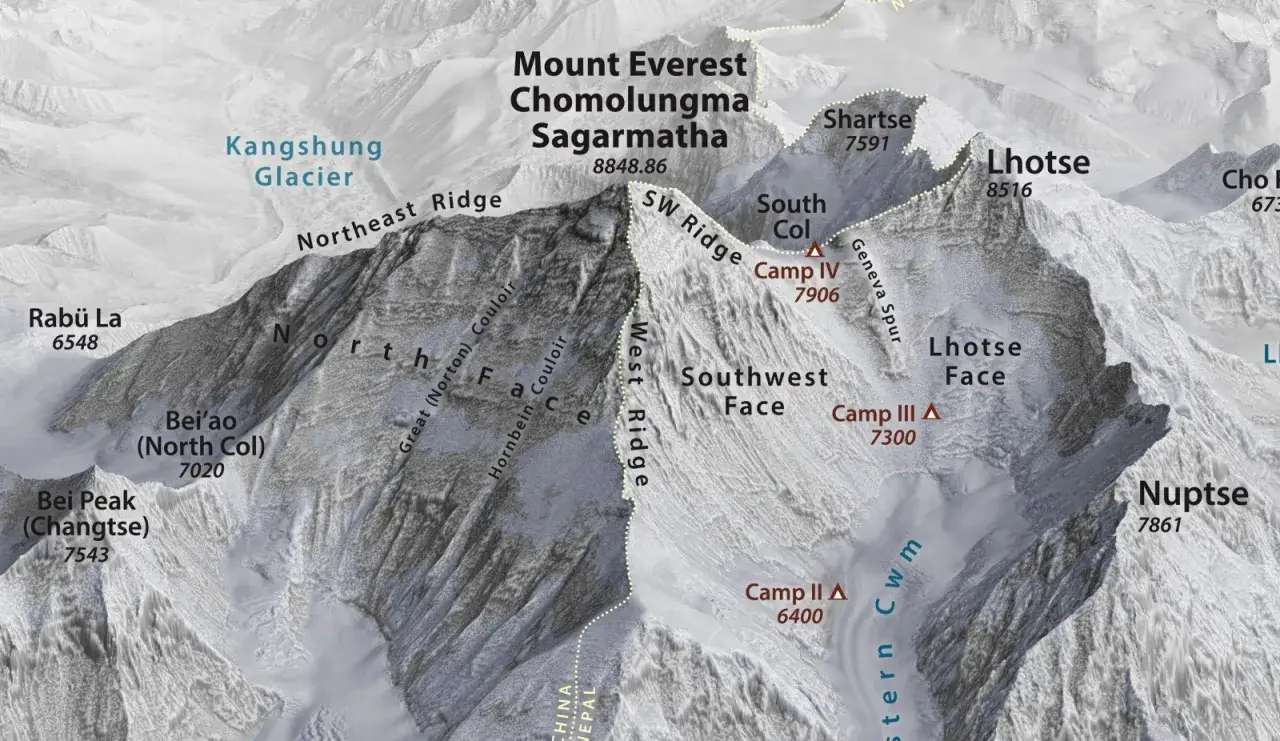 Mapa przedstawia Mount Everest, najwyższy szczyt na świecie, z zaznaczonymi trasami i obozami.