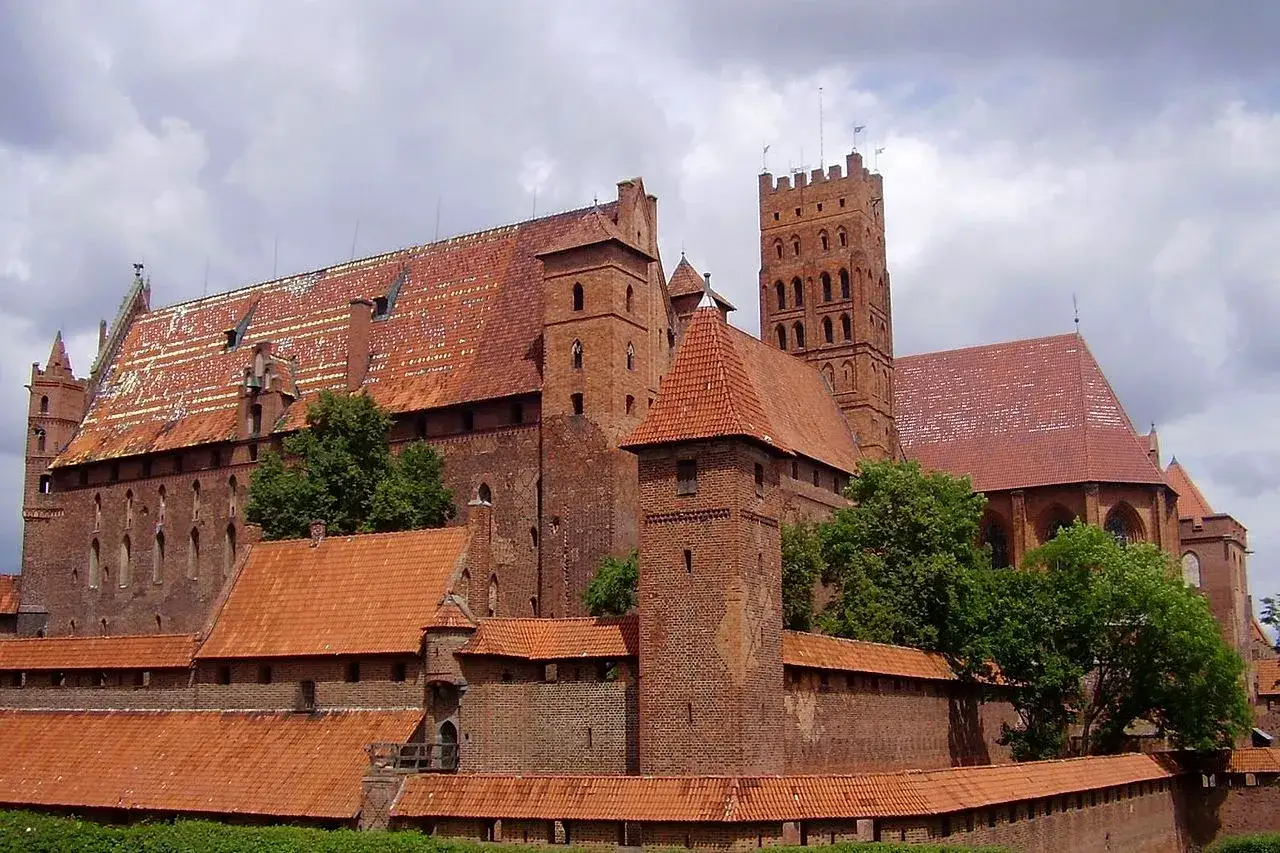 Potężny zamek z cegły, świadectwo tego, że 