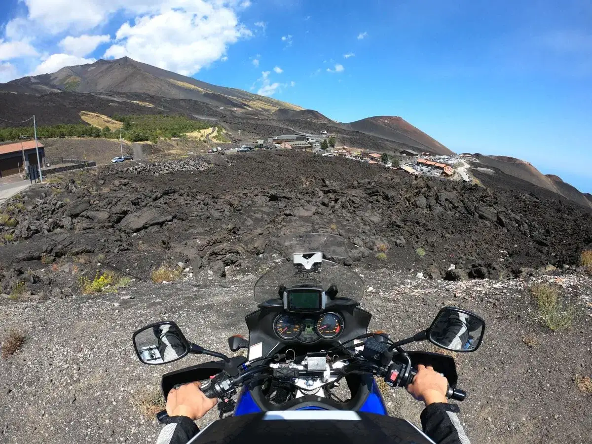 In sella alla moto, esplorando i paesaggi lunari dell'Etna, un'avventura tra Cefalù e Taormina.