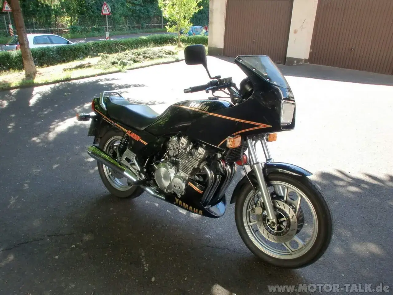 Schwarze Yamaha XJ 900 mit orangen Streifen. Bekannte Yamaha XJ 900 Schwachstellen sind hier nicht sichtbar, das Motorrad sieht gepflegt aus.