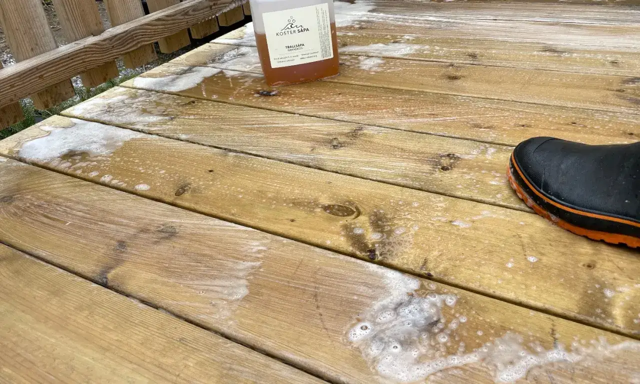Tralltv&auml;tt med s&aring;pa p&aring; altanen. En flaska med trallrent och en st&ouml;vel syns.