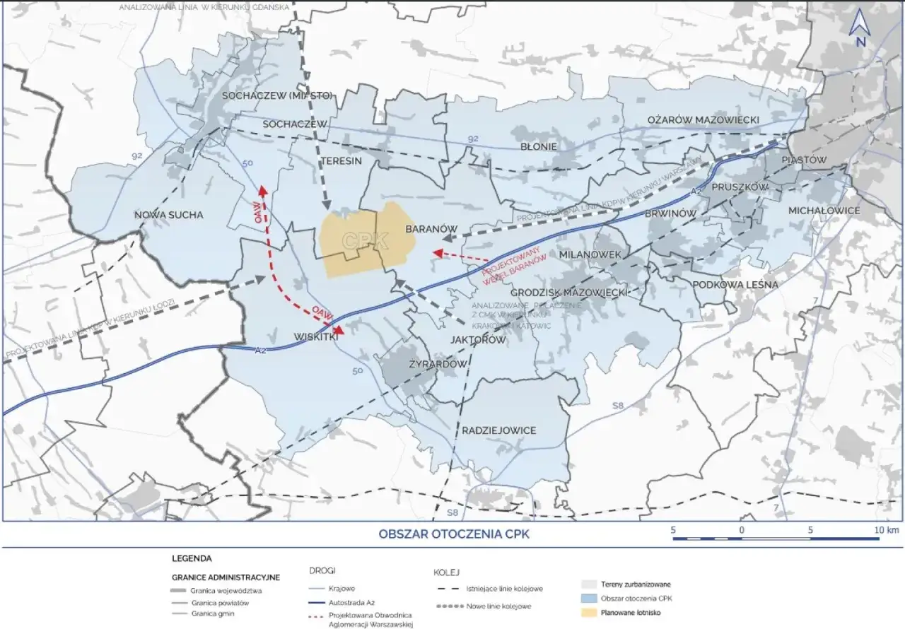 Mapa pokazuje obszar wokół CPK z drogami i liniami kolejowymi. Zastanawiamy się, dlaczego Donald Tusk zmienił język komunikacji w sprawie budowy CPK.