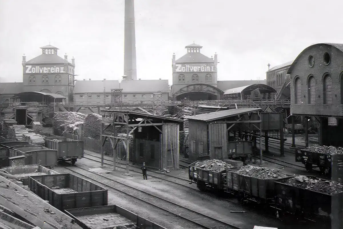 Industriekomplex Zollverein mit vielen Loren voller Kohle und Stahl.