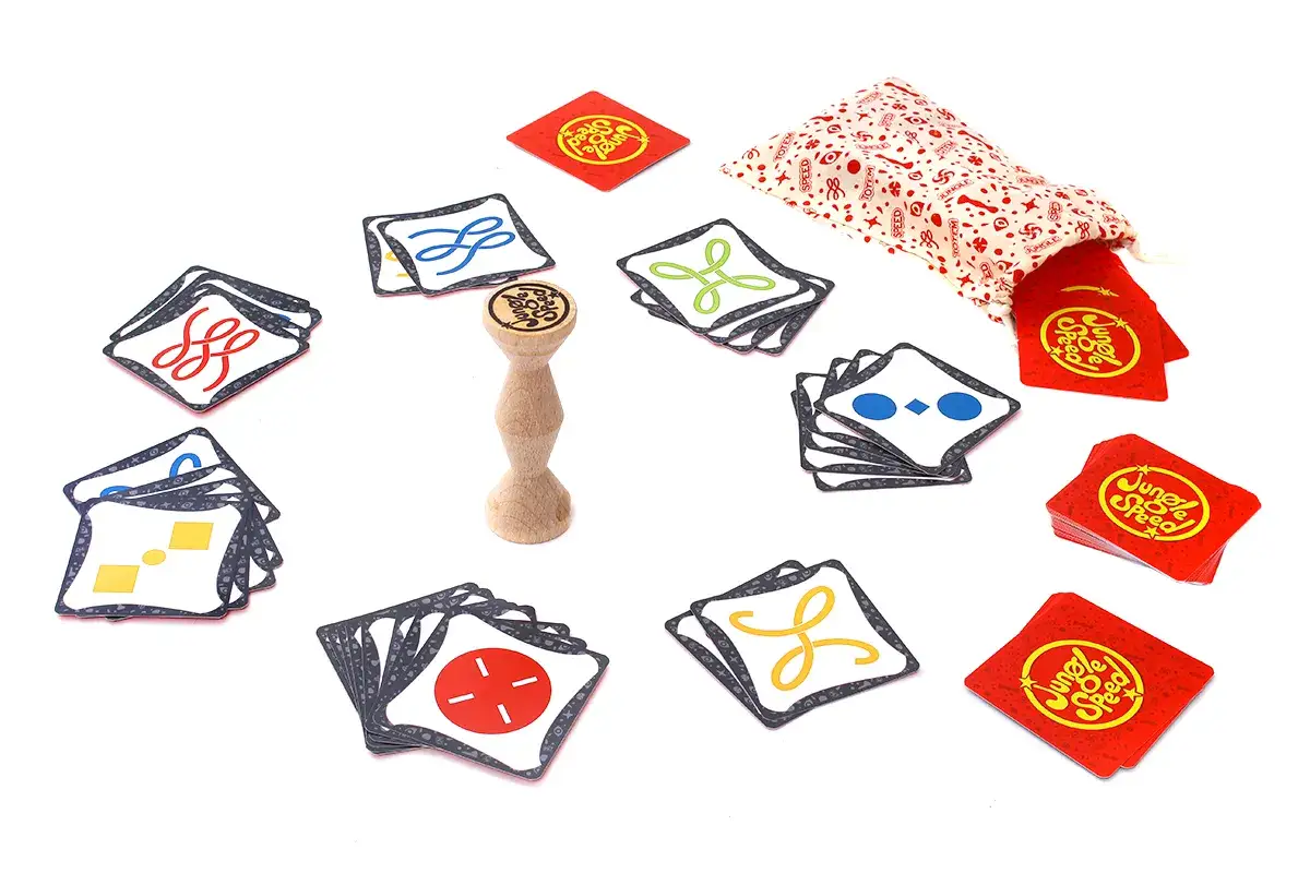 Karty do gry Jungle Speed, drewniany totem i woreczek. Szybka rozgrywka i zasady gry wymagają spostrzegawczości.