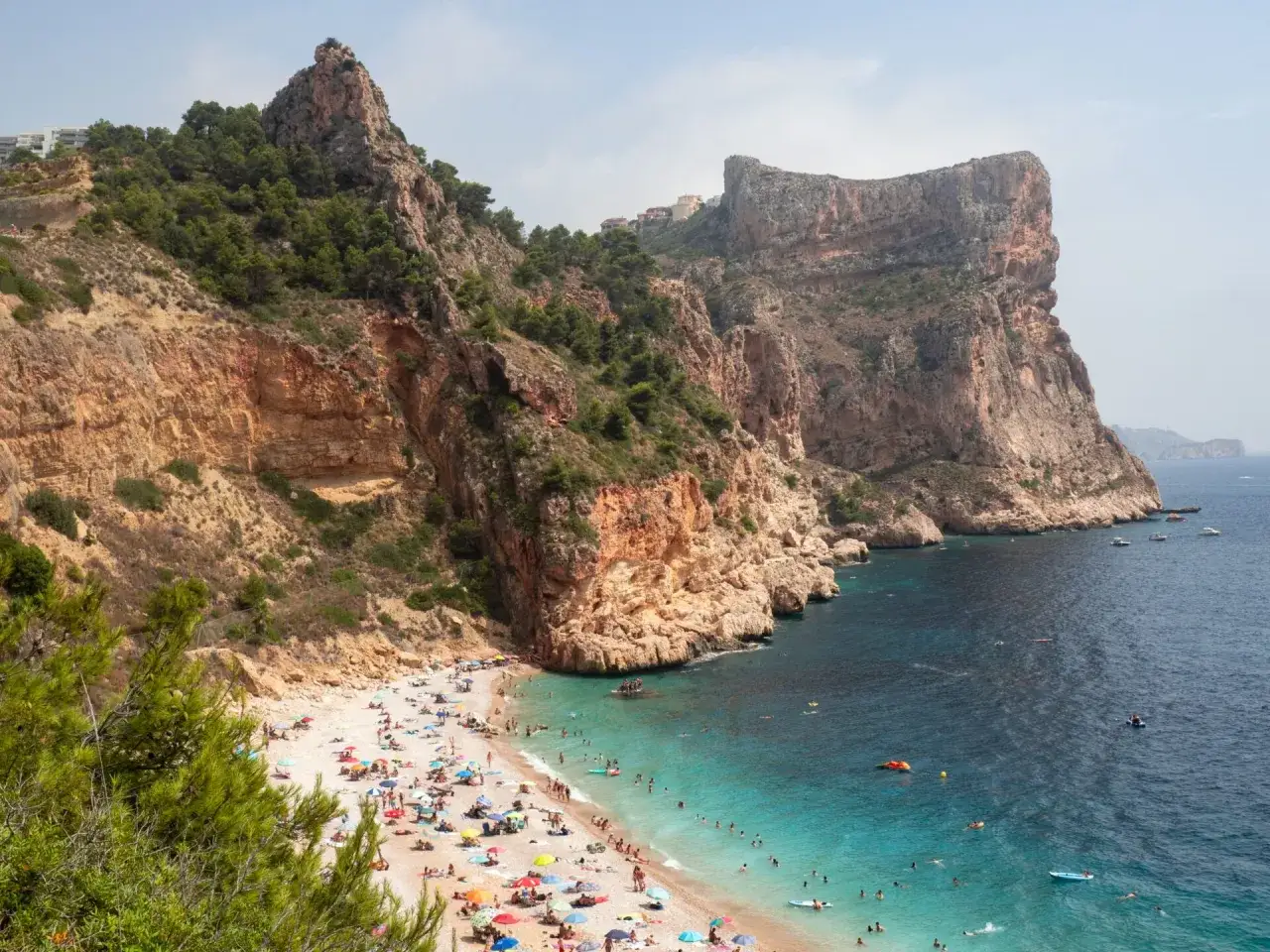 Playa con acantilados y aguas turquesas, ideal para tu plan de qué ver en Alicante provincia en una semana.