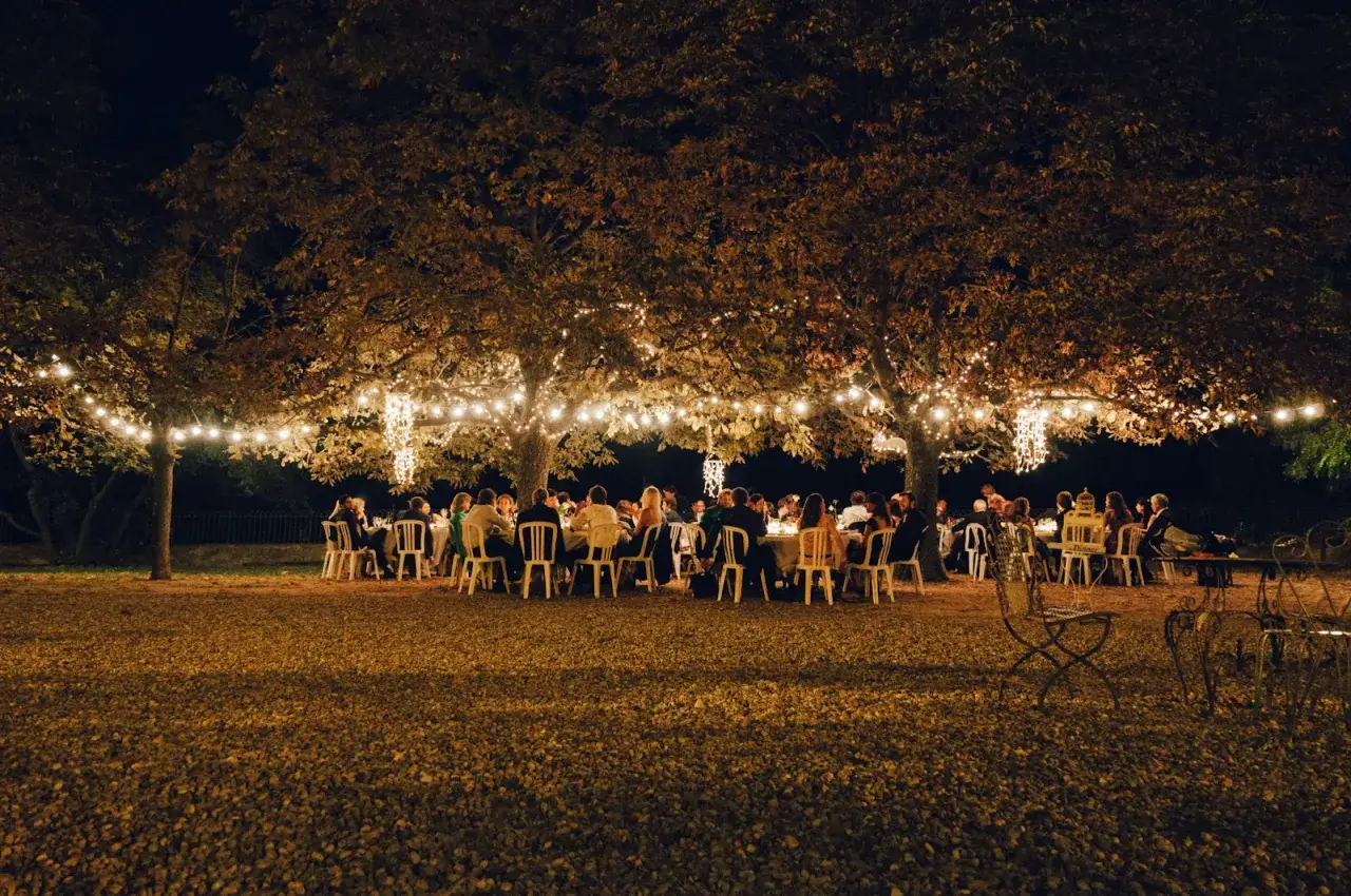 Une f&ecirc;te en plein air sous les arbres illumin&eacute;s de guirlandes. L'ambiance parfaite pour fabriquer une d&eacute;co guinguette inoubliable.