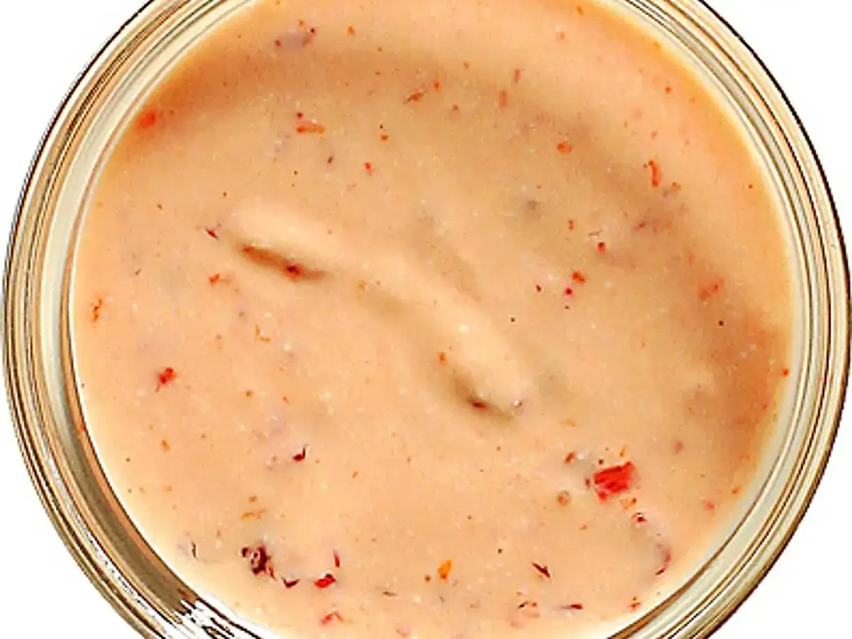 En krämig mango chutney sås i en skål, perfekt för att ge extra smak till din mat.