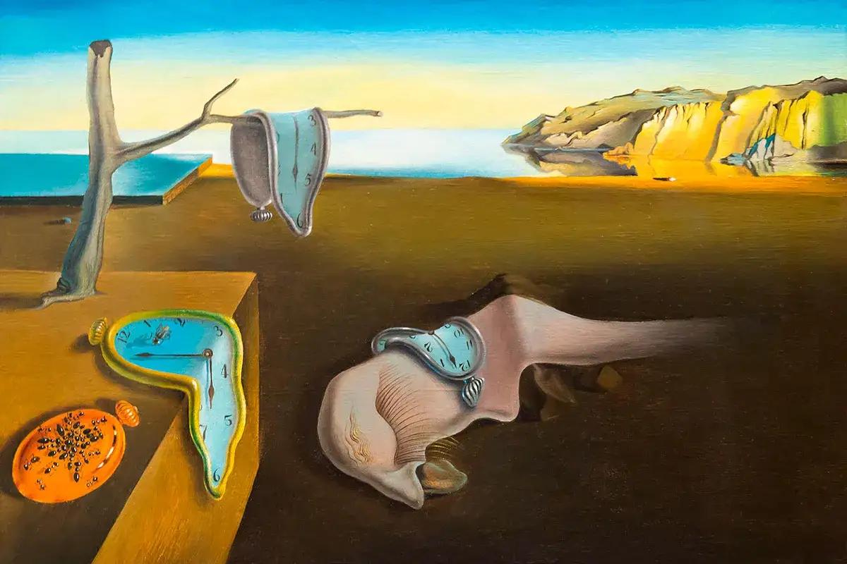Smältande klockor i en surrealistisk drömvärld, typiskt för Salvador Dalí målningar. En öde strand med klippor i bakgrunden.
