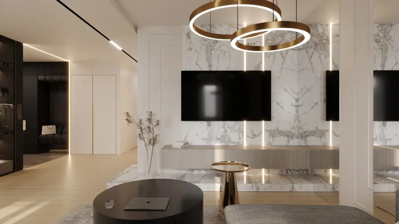 Nowoczesny salon z marmurową ścianą, telewizorem i złotymi lampami.