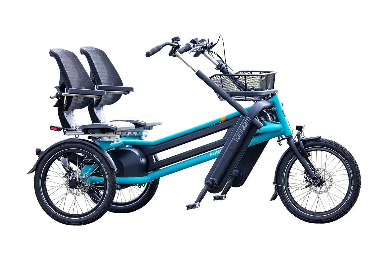 Trójkołowy rower elektryczny z dwoma siedzeniami z tyłu. To jest tandem, który pozwala na wspólną jazdę.