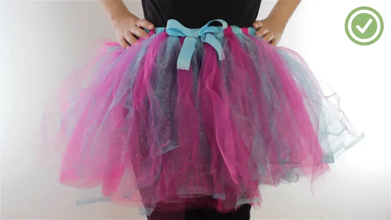 Jolie jupe tutu adulte rose et bleu, avec un nœud. Pour un tel volume, combien de mètre de tulle pour faire un tutu adulte ?