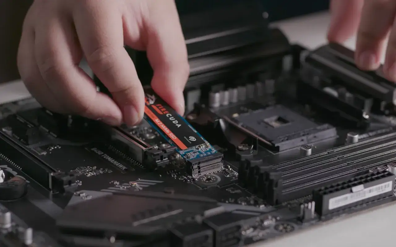 Installation d'un disque dur PC M.2 NVMe SSD dans son emplacement sur la carte mère.