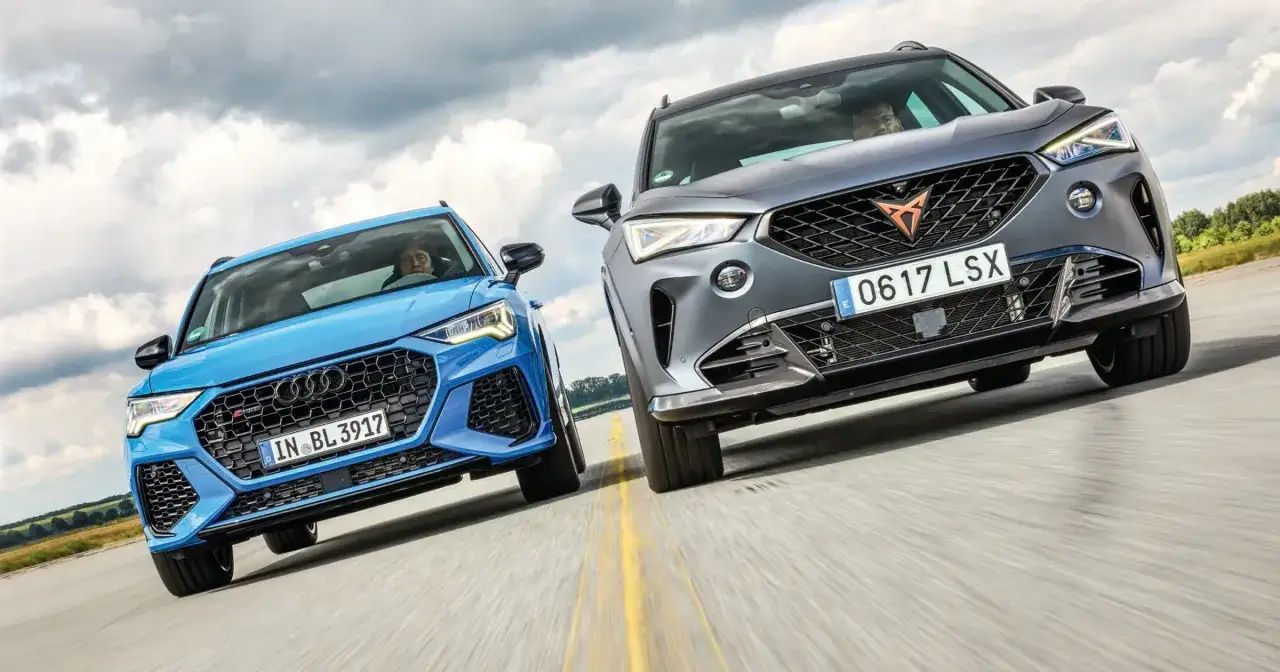 Niebieskie Audi RS Q3 i szare Cupra Formentor ścigają się po drodze. Te marki samochodów w Polsce oferują sportowe emocje.