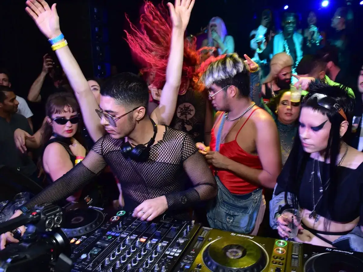 DJ w sieci, tłum szaleje. To jest boiler room co to za energia!