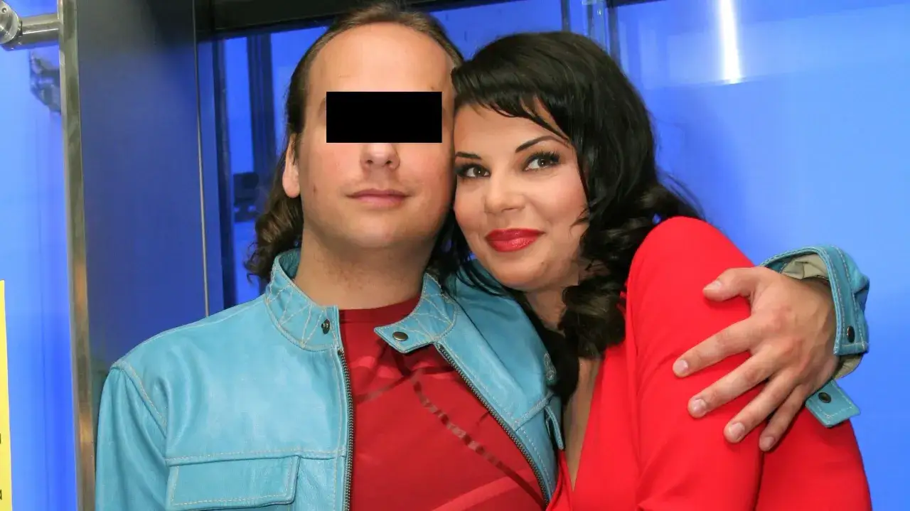 Kobieta w czerwonej sukience i mężczyzna w niebieskiej kurtce. Czy to ona wygrała sprawę w sądzie o podział majątku po głośnym rozwodzie?