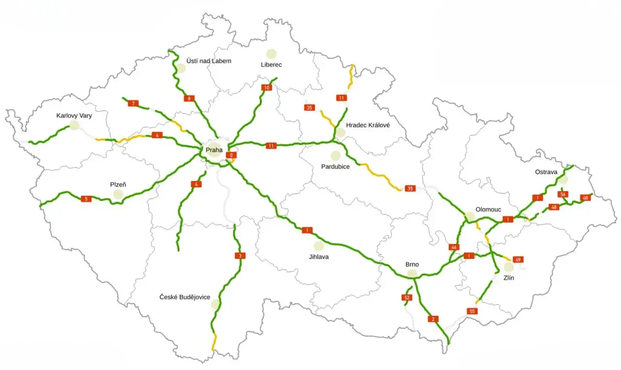 Mapa Czech z zaznaczonymi drogami. Zielone linie to drogi ekspresowe, ż&oacute;łte to drogi krajowe. Widać gł&oacute;wne miasta i numery dr&oacute;g. Dawna opłata drogowa była pobierana na niekt&oacute;rych z tych tras.