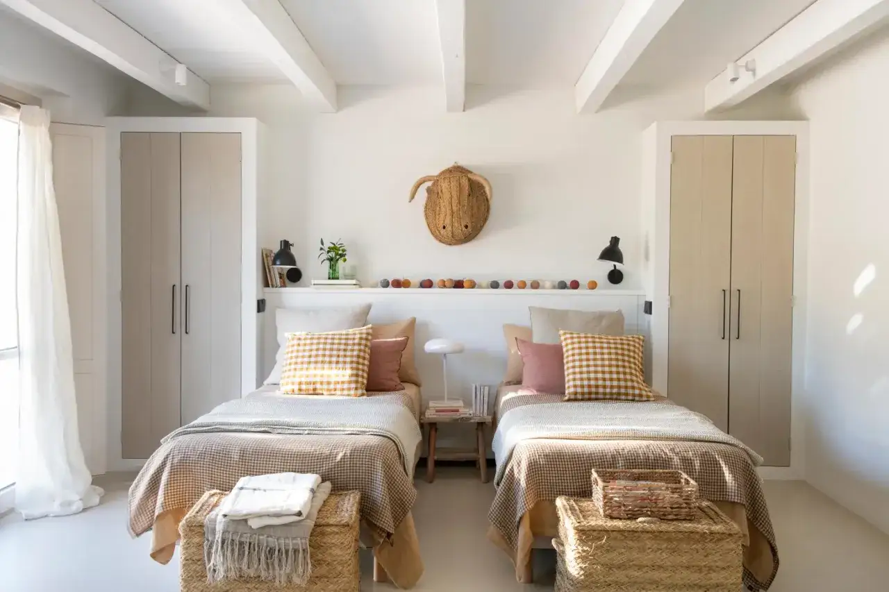 Dos camas de cuerpo y medio con textiles c&aacute;lidos y decoraci&oacute;n r&uacute;stica. Medidas perfectas para un espacio acogedor.