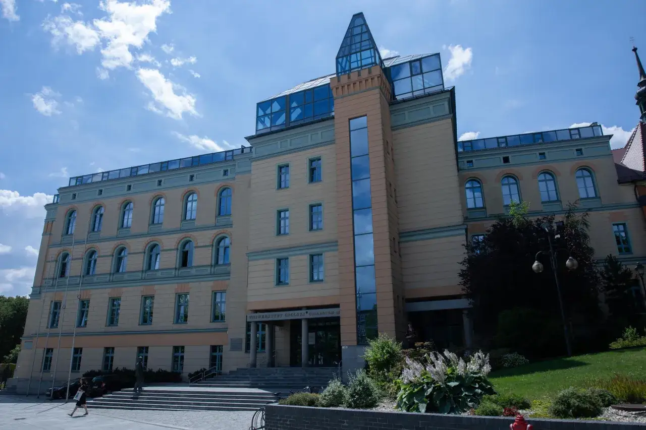 Uniwersytet Opolski, Collegium Maius. Idealne miejsce na studia w Opolu, z nowoczesną architekturą i zielenią.