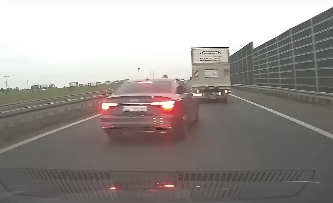 Czarny sedan zajechał drogę ciężar&oacute;wce na autostradzie. Kierowca może spodziewać się mandatu za takie zachowanie.