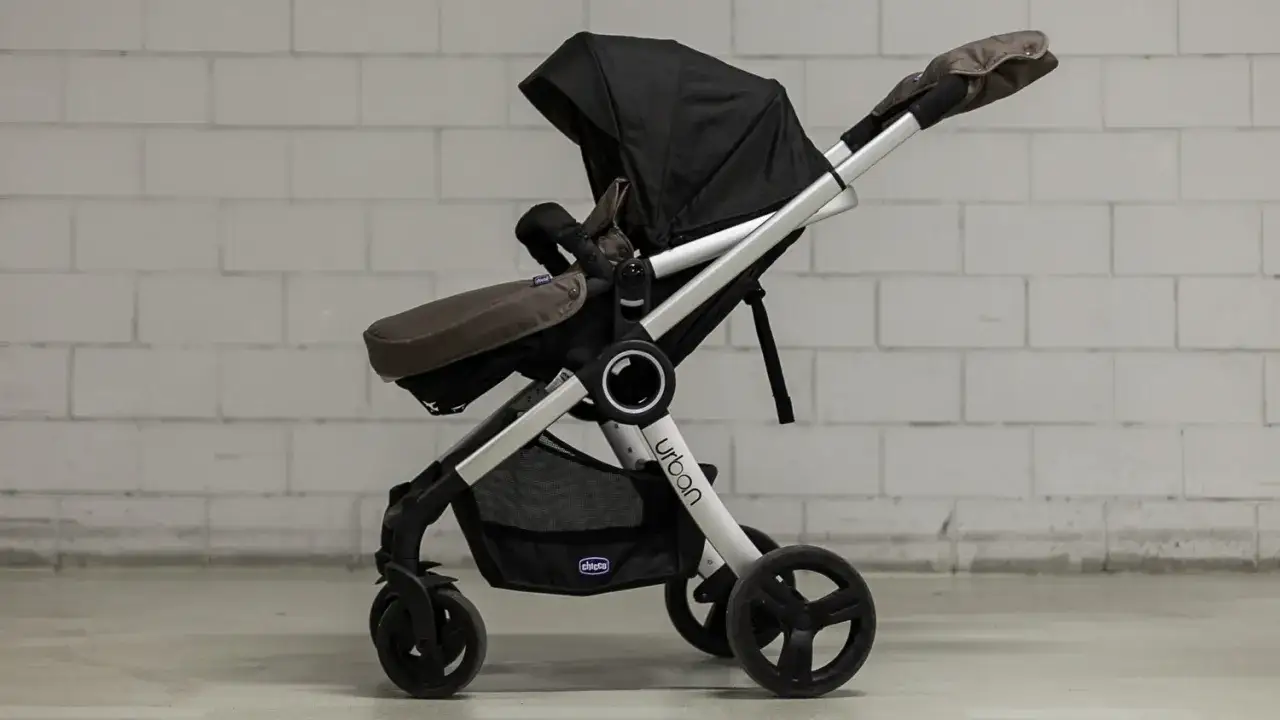 Elegancka spacerówka kubelkowa Chicco Urban w kolorze czarno-brązowym, gotowa na miejskie przygody.