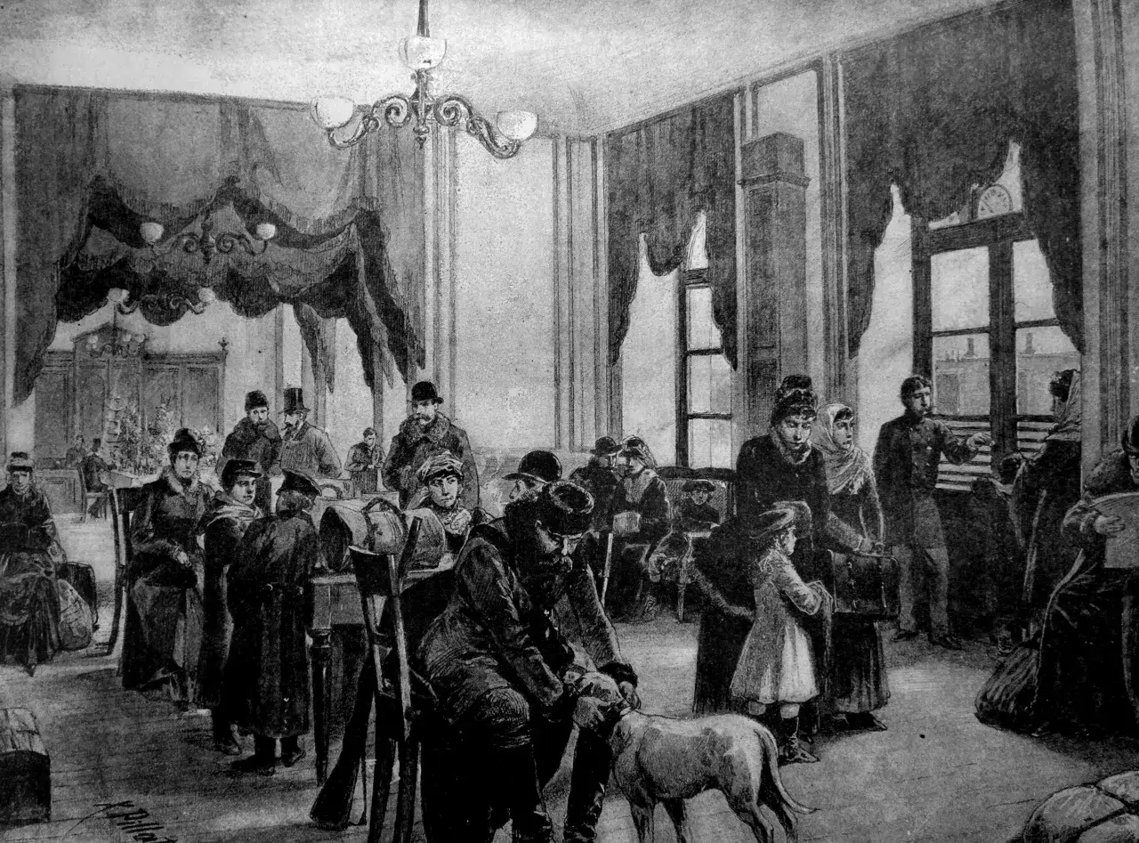Szlachta w lalce, w eleganckim salonie, czeka na podróż. W tle widać zegar i bogate zdobienia.