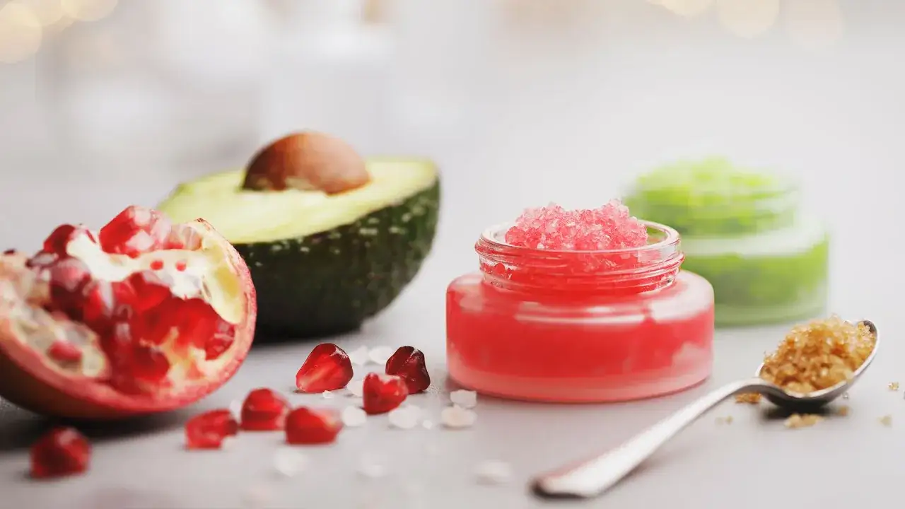 Scrub labbra rosa e verde, melograno, avocado e cucchiaino con zucchero di canna. Ingredienti naturali per un ottimo fruit extract.