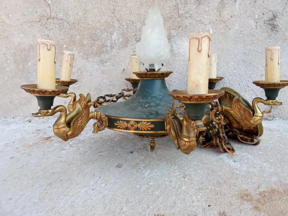 Lustre ancien en bronze dor&eacute; et patin&eacute; vert, orn&eacute; de cygnes. Id&eacute;al pour apprendre comment estimer un lustre en bronze.