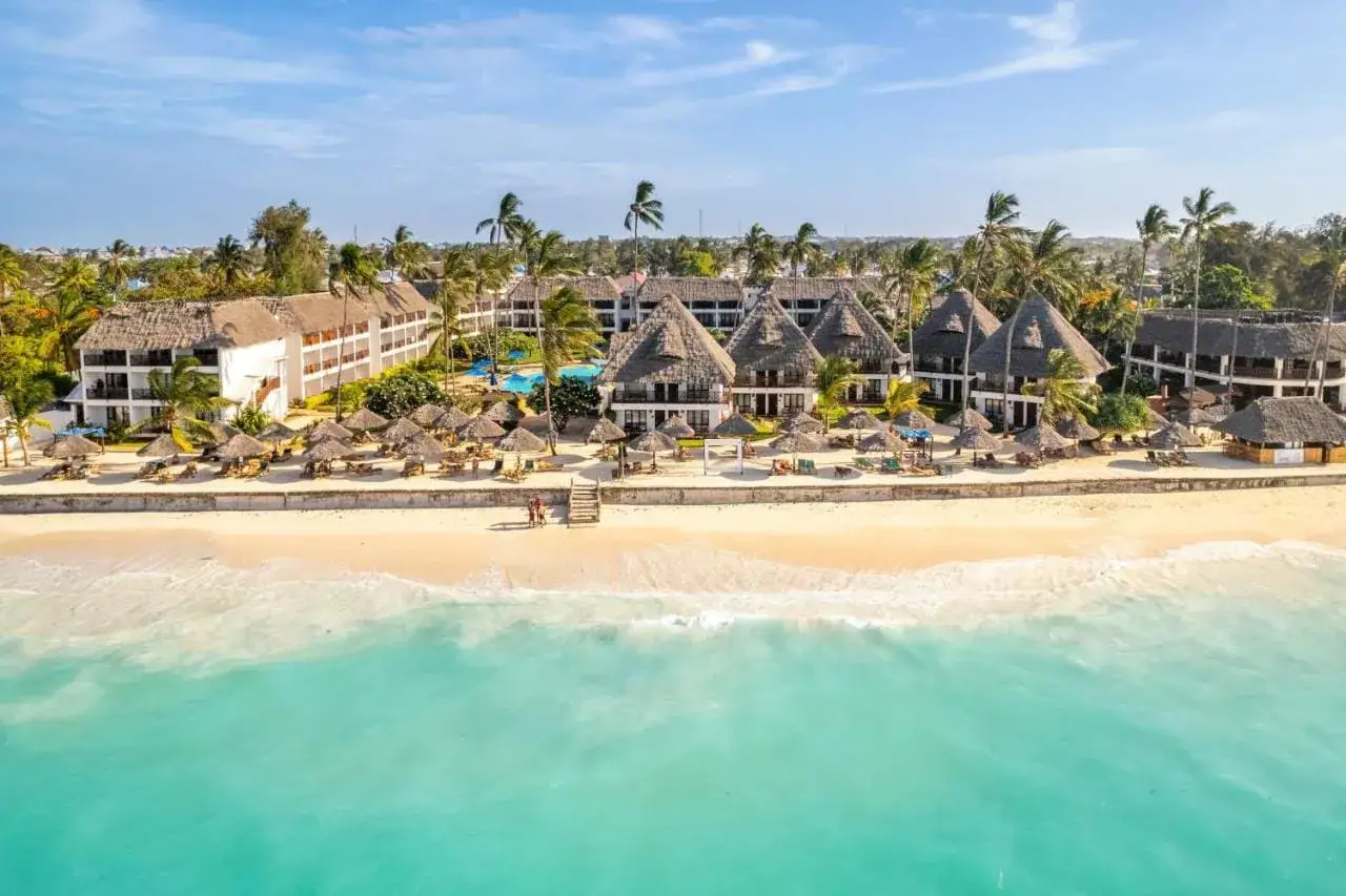 Rajski kurort na Zanzibarze w listopadzie. Słońce, palmy i turkusowa woda zapraszają na wakacje.
