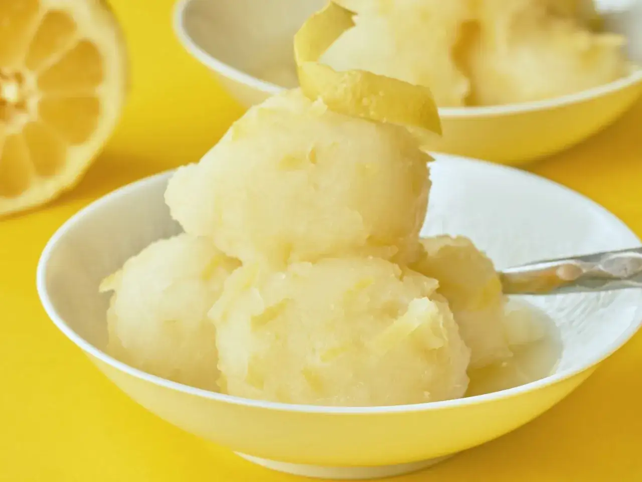 Erfrischendes Zitronen-Sorbet, perfekt für ein leichtes Dessert. Dieses Sorbetto Rezept ist einfach und köstlich.