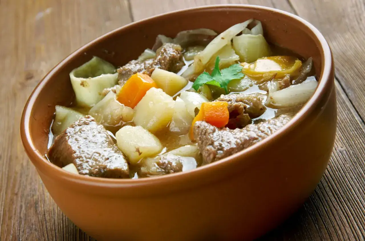 Un copieux ragoût de bœuf, pommes de terre et carottes, un plat réconfortant qui évoque les spécialités pyrénéennes.