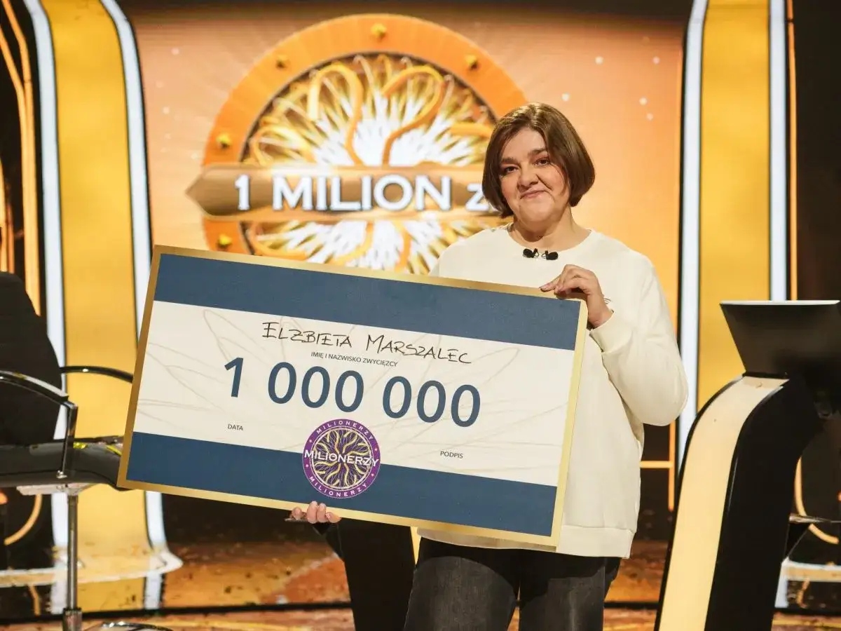 Elżbieta Marszalec, która wygrała milion w Milionerach, trzyma czek na 1 000 000 zł.