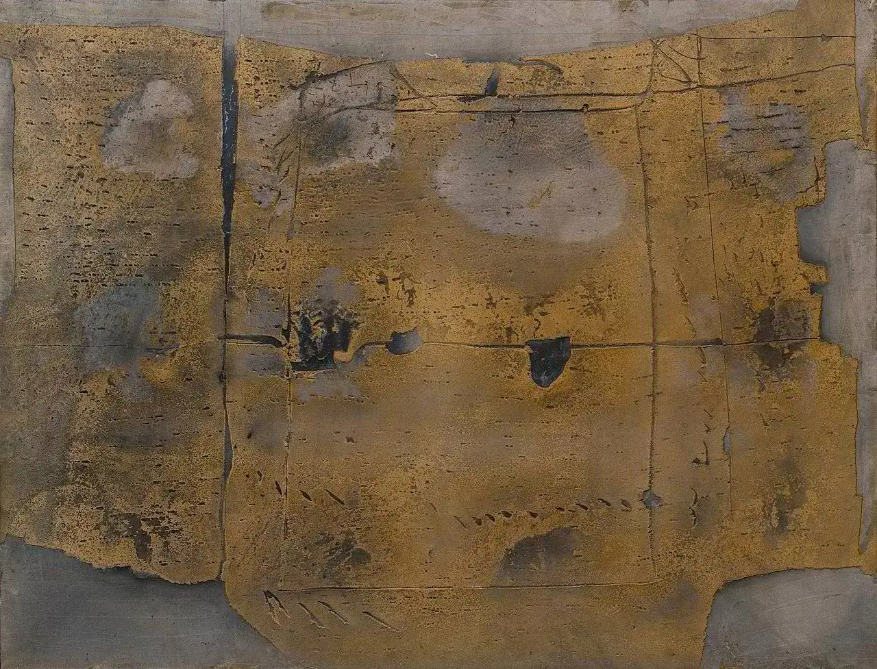 &OElig;uvre textur&eacute;e d'Antoni T&agrave;pies, &eacute;voquant une carte ancienne ou une surface &eacute;rod&eacute;e, avec des tons ocre, gris et noirs.