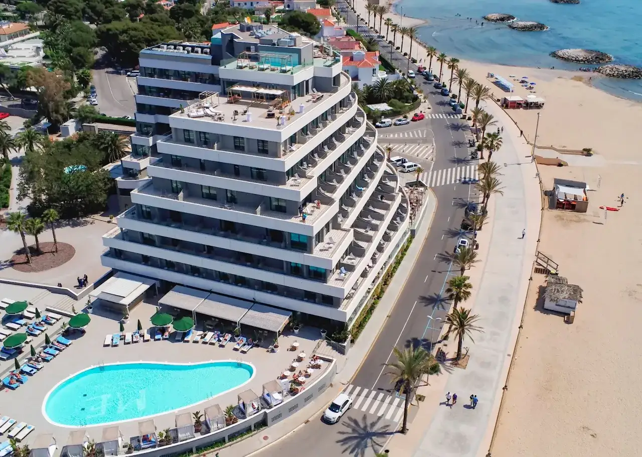 Vista aérea del hotel Terramar Sitges, con su piscina y la playa.
