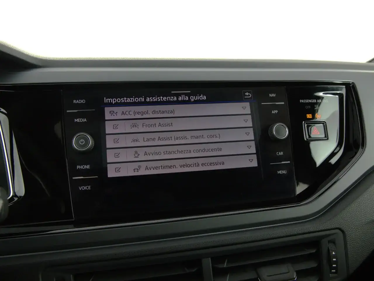Impostazioni assistenza alla guida Volkswagen: come funziona il rilevatore di stanchezza conducente, Front Assist e Lane Assist.