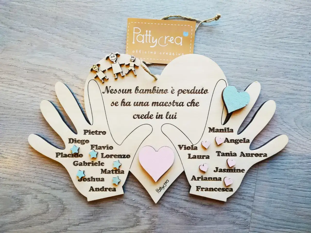 Regalo in legno a forma di mani con nomi di bambini, una dedica alla maestra: