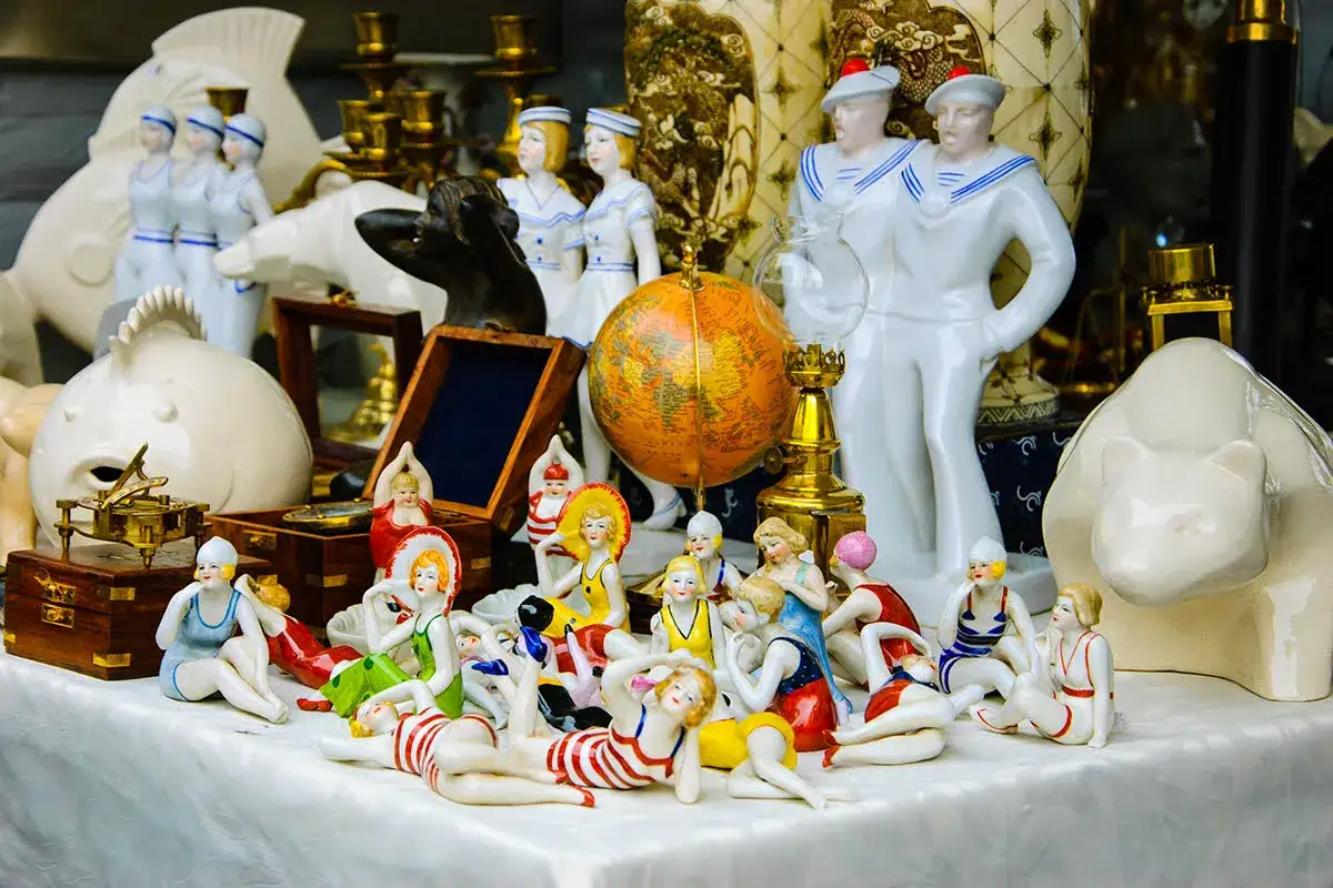 Urocze figurki w stylu retro, idealne pamiątki z Paryża. Znajdziesz je na pchlim targu.