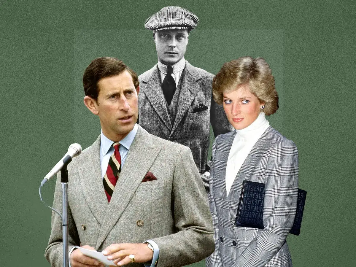 Książę Karol i księżna Diana w eleganckich stylizacjach w kratę księcia Walii. W tle dostojna postać w czapce.