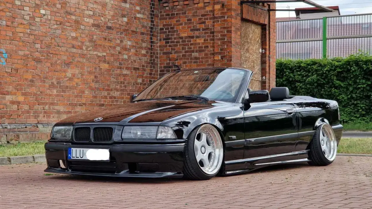 BMW E36 z pakietem Rieger, spoiler przedni i tylny