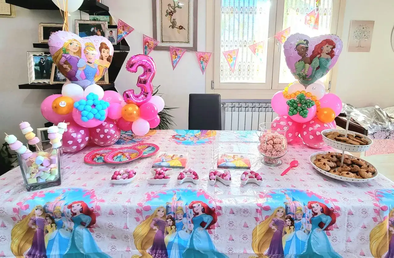 Un compleanno alternativo per bambini con principesse Disney: palloncini, dolci e decorazioni a tema.