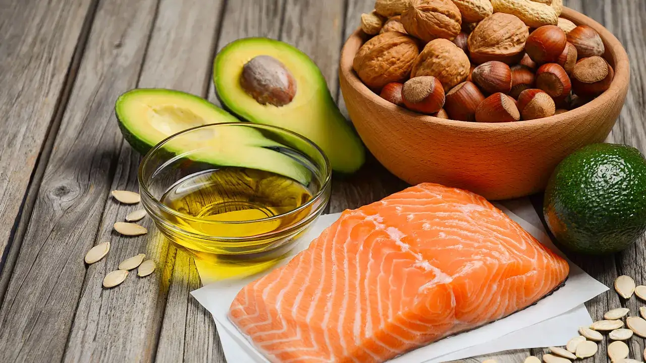 Avocado, Lachs, N&uuml;sse und &Ouml;l &ndash; eine Auswahl an gesunden Fetten f&uuml;r eine ausgewogene Ern&auml;hrung.