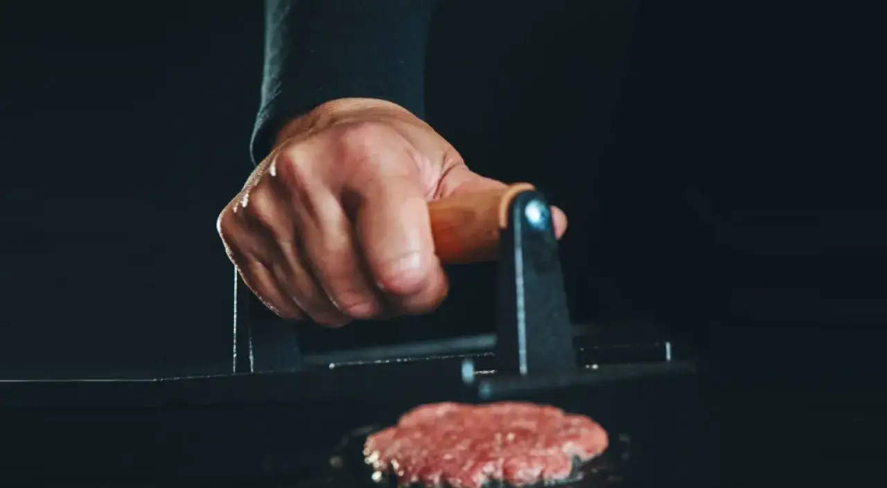 techniki smażenia burger&oacute;w patelnia grill smash