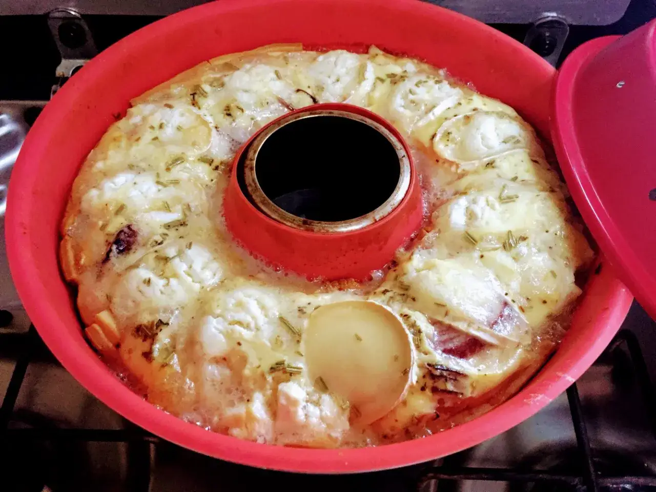 Herzhafter Gugelhupf mit Ziegenk&auml;se und Rosmarin, perfekt f&uuml;r Omnia Rezepte.
