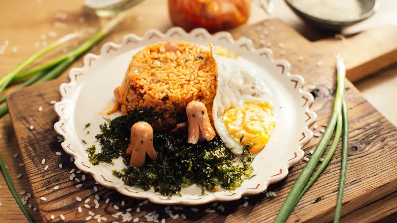 Kimchi na talerzu z ryżem i jajkiem sadzonym
