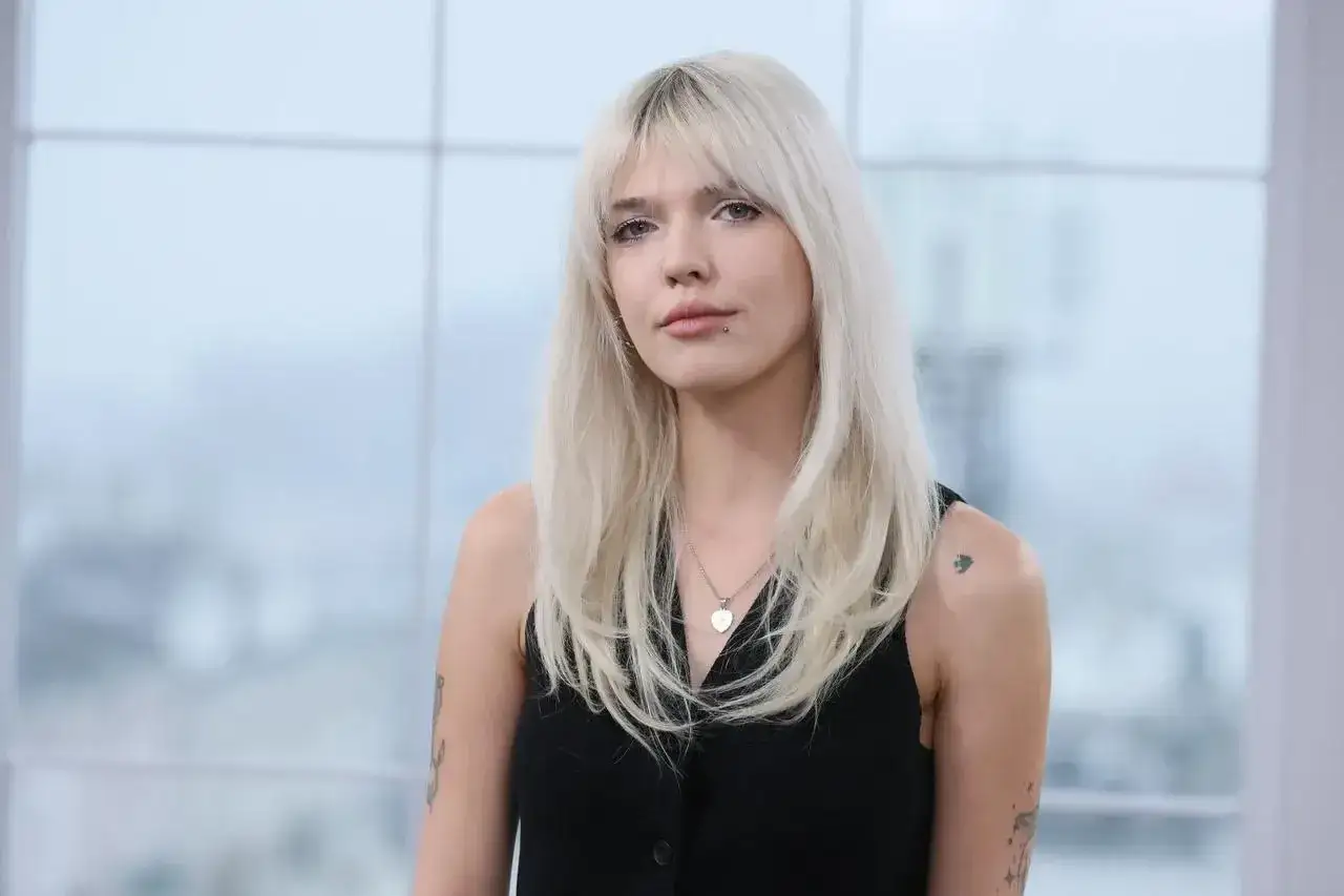 Daria Zawiałow z mężem na zdjęciu. Artystka w czarnej stylizacji, z blond włosami i charakterystycznym makijażem.