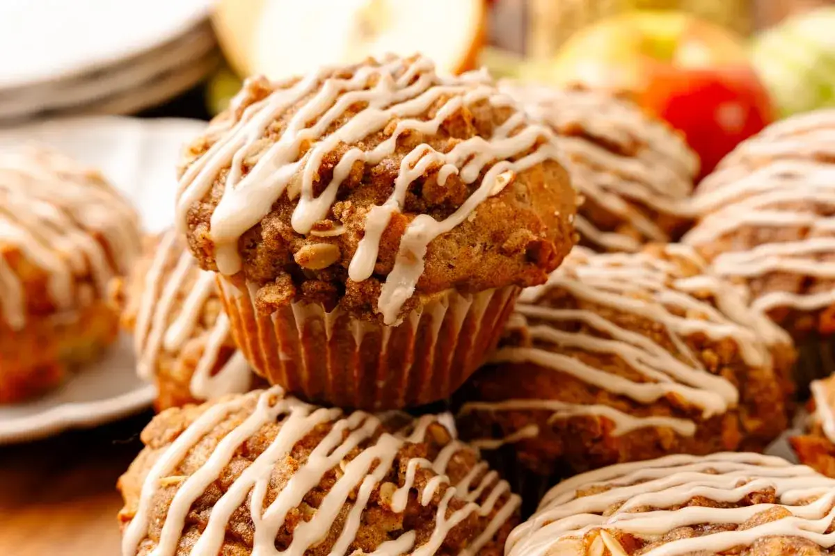 Saftige Apfelmus Muffins mit s&uuml;&szlig;er Glasur, perfekt f&uuml;r den Herbst.