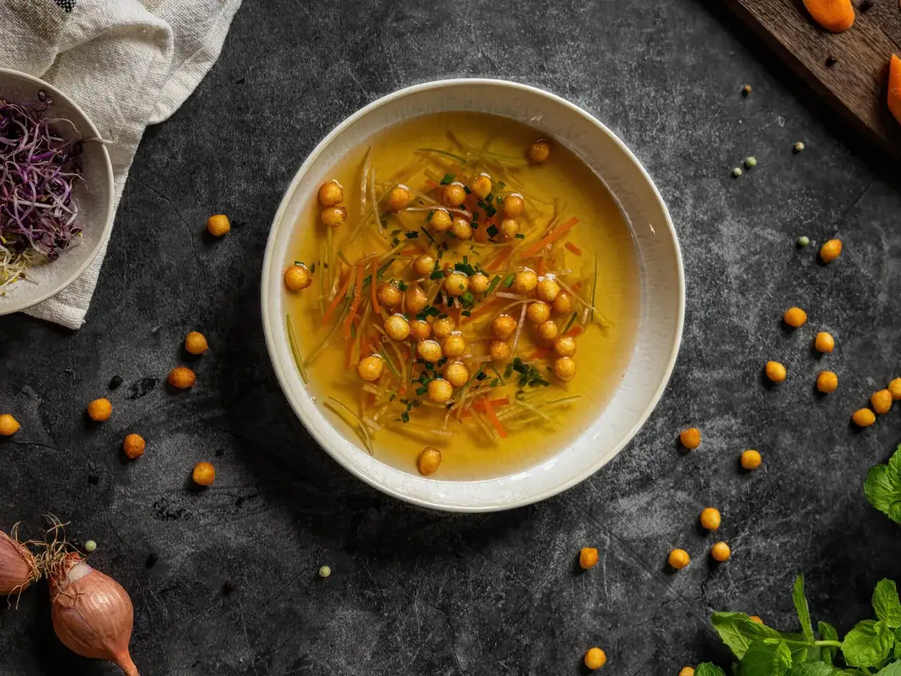 Eine klare Brühe mit Gemüse und vielen Backerbsen. So kann man mit Backerbsen eine leckere Suppe zaubern.