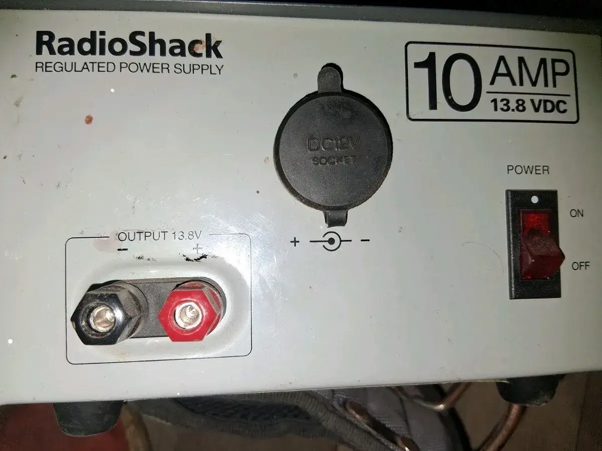 Zasilacz RadioShack 10A 13.8V DC, idealny jako jaki zasilacz do radia samochodowego. Posiada gniazdo zapalniczki i wyjście śrubowe.