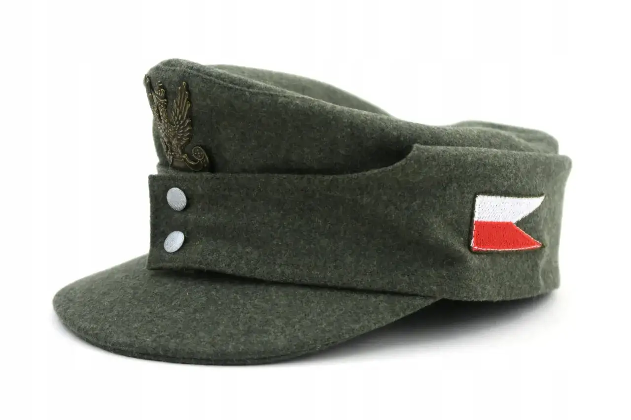 Zielona czapka polowa z orłem i biało-czerwoną flagą.