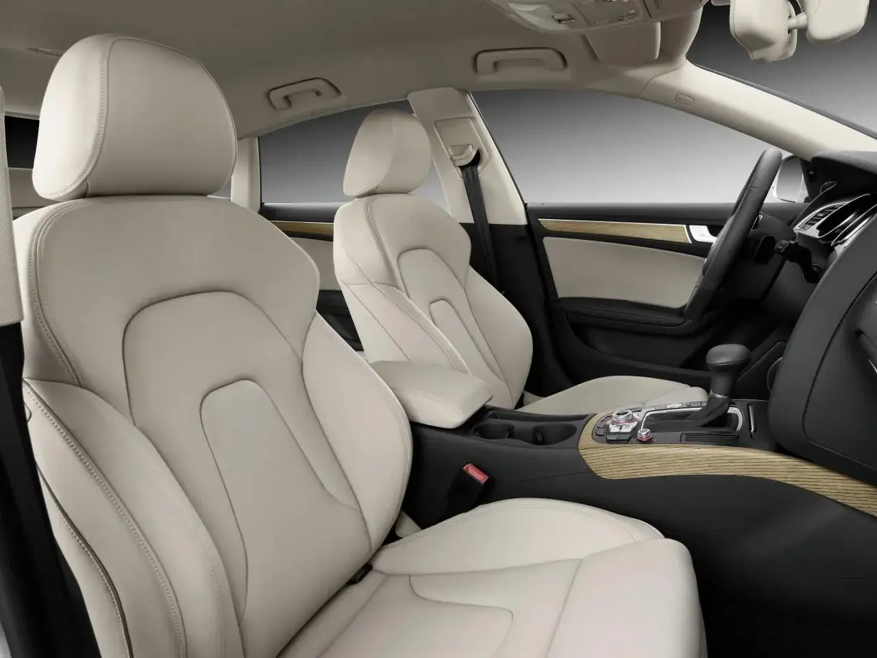 Innenraum eines Autos mit hellen Ledersitzen. Perfekt für die Pflege und das helles leder reinigen.