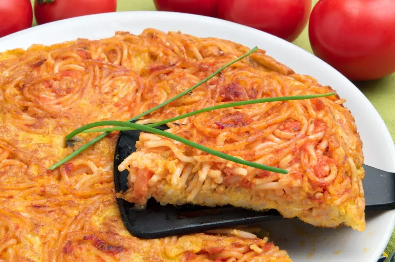 Pyszna frittata ze spaghetti i pomidorami, idealna na szybki obiad. Świetny pomysł, co zrobić z makaronu spaghetti!